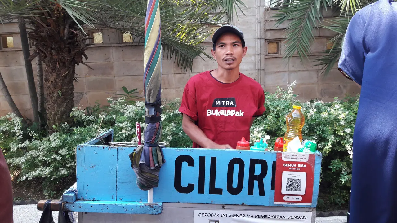 Salah satu tukang cilor di daerah kemang, Cokro kini ikut menjadi mitra Bukalapak dan ikut menerapkan metode pembayaran digital Quick Response Indonesian Standard (QRIS).
