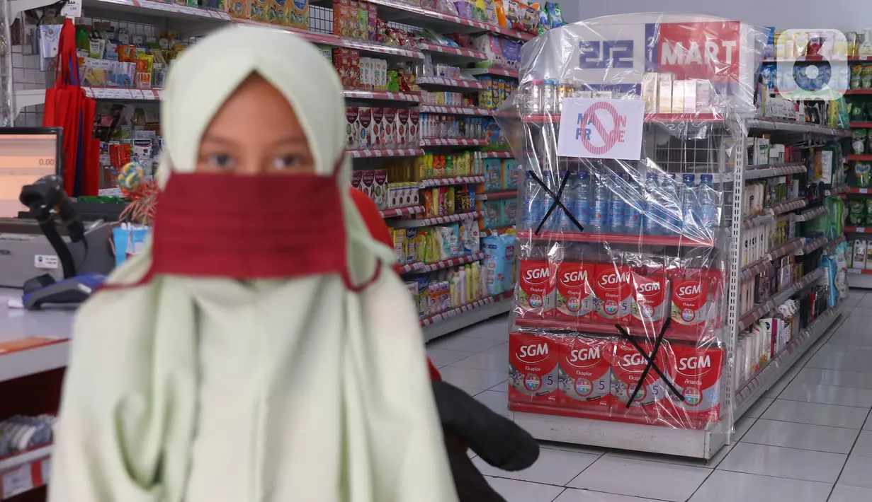 Produk Prancis yang diboikot di sebuah minimarket di Tangerang, Banten, Kamis (5/11/2020). Pemboikotan produk tersebut merupakan bentuk protes dan kecaman terhadap pernyataan Presiden Prancis Emmanuel Macron yang dianggap menghina Nabi Muhammad SAW dan umat Islam. (Liputan6.com/Angga Yuniar)