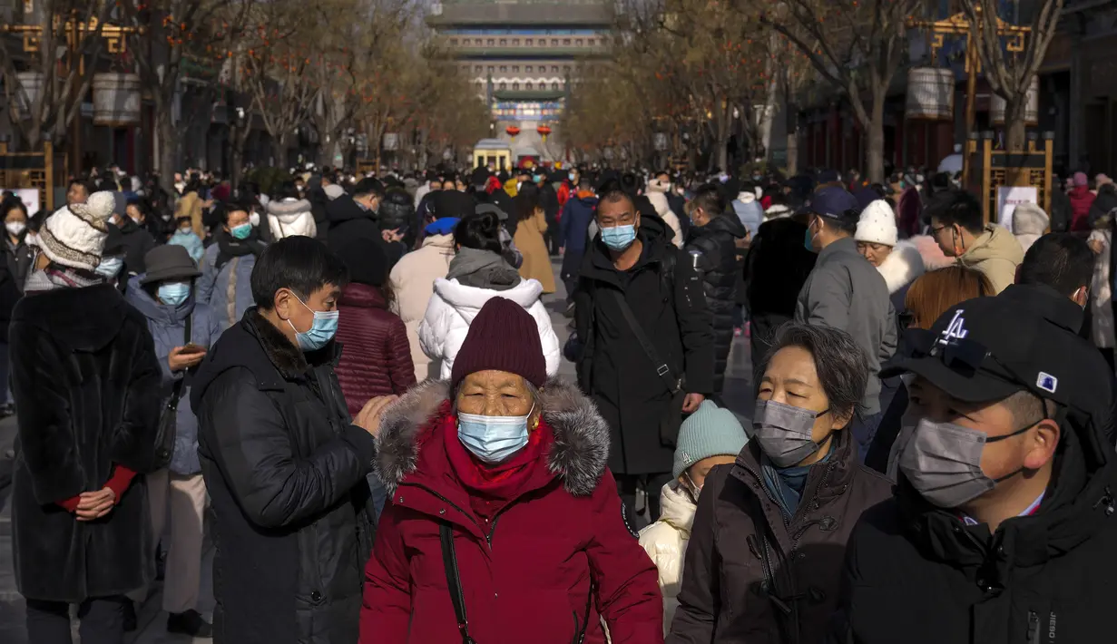 Pengunjung mengunjungi jalan perbelanjaan pejalan kaki di Qianmen pada hari pertama liburan Tahun Baru Imlek di Beijing, Minggu (22/1/2023). Orang-orang di seluruh China merayakan Tahun Baru Imlek pada hari Minggu dengan pertemuan keluarga besar dan kerumunan orang mengunjungi kuil-kuil setelah pemerintah mencabut kebijakan "nol-COVID" yang ketat, menandai perayaan meriah terbesar sejak pandemi dimulai tiga tahun lalu. (AP Photo/Andy Wong)