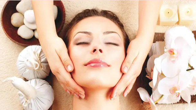 Mengencangkan kulit wajah di bawah mata