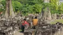 Petugas berpakaian batik bersiaga di salah satu sudut kawasan Candi Prambanan, Yogyakarta, Kamis (29/6). Terkait kunjungan mantan Presiden Amerika Serikat, Barack Obama, penjagaan kawasan Candi Prambanan diperketat. (Liputan6.com/Helmi Fithriansyah)