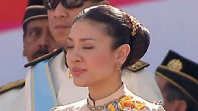Putri Srirasmi meninggalkan lingkaran Kerajaan Thailand karena terbelit skandal. (Sumber Wikimedia Commons)