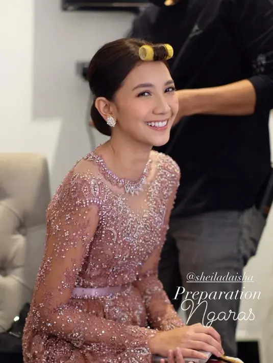 Untuk riasan dan tatanan rambut, Sheila memilih yang simple dengan sleek low bun dan natural makeup look. Anting-anting sebagai aksesori pun ditambahkan untuk memberikan sentuhan glamor. (Instagram/ayungberinda).