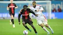 Pemain Bayer Leverkusen, Jeremie Frimpong, berebut bola dengan pemain Union Berlin, Aissa Laidouni, pada laga Bundesliga di Bay Arena, Minggu (12/11/2023). (AFP/Ina Fassbender)