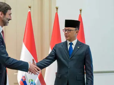 Menteri Luar Negeri Indonesia, Sugiono (kiri) berjabat tangan dengan Menteri Luar Negeri dan Urusan Eropa Republik Slovakia, Juraj Blanar, saat pertemuan mereka di Gedung Pancasila, Kementerian Luar Negeri, Jakarta, Selasa (3/2/2026). Menteri Luar Negeri Indonesia, Sugiono menerima kedatangan Menteri Luar Negeri Slovakia, Juraj Blanar, di Gedung Pancasila, Kementerian Luar Negeri, Jakarta. (BAY ISMOYO/AFP)