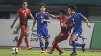 Gelandang Indonesia, Febri Hariyadi, berusaha melewati bek Chinese Taipei, Hsu Hungchih, pada laga Grup A Asian Games di Stadion Patriot, Bekasi, Minggu (12/8/2018). Indonesia menang 4-0 atas Chinese Taipei. (Bola.com/Vitalis Yogi Trisna)
