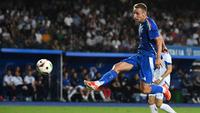 Pemain Italia, Davide Frattesi, mencetak gol ke gawang Bosnia-Herzegovina dalam laga uji coba internasional terakhir jelang Euro 2024 di Stadio Carlo Castellani, Senin (10/6/2024). (AFP/Isabella Bonotto)