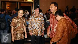 VP Director Emtek Group, Sutanto Hartono (kedua kiri) berbincang dengan CEO&Founder Dwi Sapta Group, Adji Watono jelang peresmian bergabungnya Dwi Sapta Group dengan Dentsu Aegis Network di Jakarta, Rabu (25/1). (Liputan6.com/Helmi Fithriansyah)