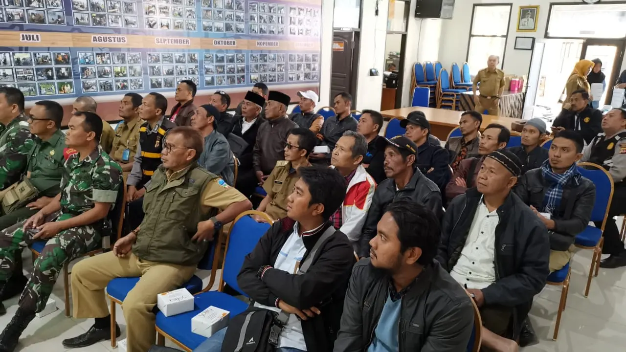 Puluhan warga  Desa Cimuncang, Sukanegla dan Margawati wilayah Garut kota, tengah mendengarkan penjelasan kelistrikan yang disampaikan petugas area instalasi PLN Garut