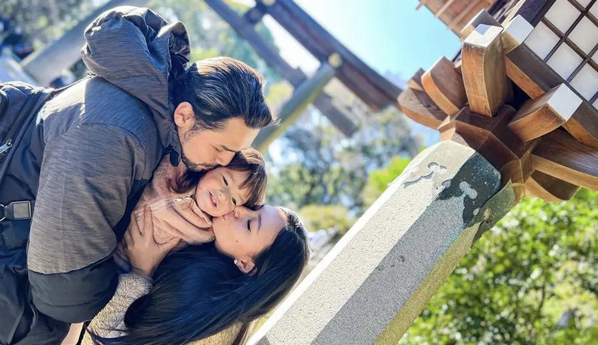 <p>Setelah pandemi, mereka kembali ke tempat yang sama. Kali ini membawa buah hati mereka. Dengan kompak mengenakan pakaian musim dingin mereka.&nbsp;(Instagram/@asmirandah89)</p>