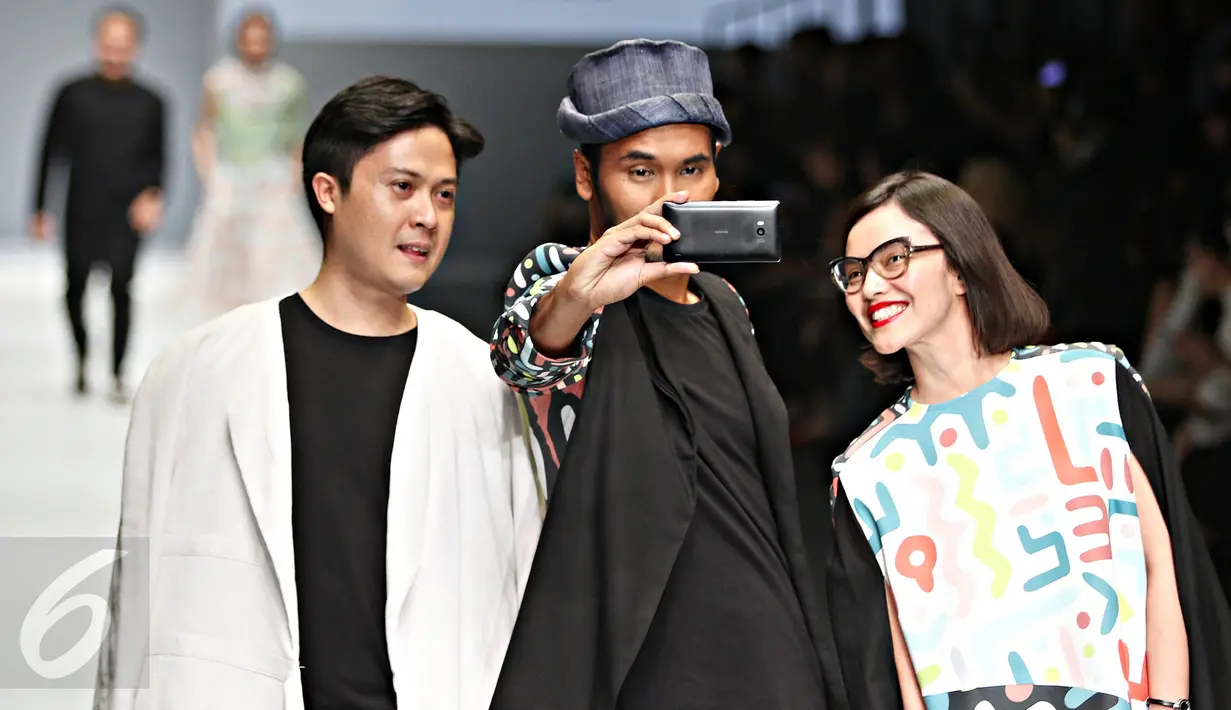 Sejumlah desainer berselfie saat parade fashion show pada pembukaan Jakarta Fashion Week (JFW) 2016 di Senayan City, Sabtu (24/10/2015). Pekan mode terbesar di Asia Tenggara ini berlangsung selama 24-30 Oktober . (Liputan6.com/Imanuel Antonius)
