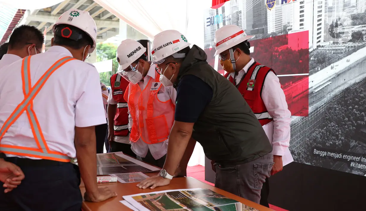 Menteri Perhubungan, Budi Karya Sumadi (tengah) saat berdiskusi tentang rencana sistem integrasi antarmoda dengan stakeholder terkait jelang meninjau Jembatan Bentang Panjang Dukuh Atas LRT Jabodebek, Jakarta, Minggu (29/11/2020). (Liputan6/Helmi Fithriansyah)