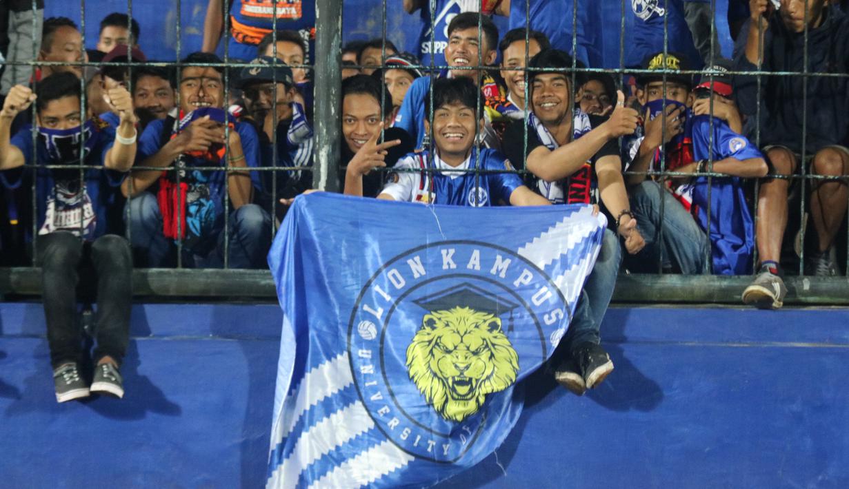 Aremania merayakan gelar juara Piala Presiden 2019 usai menaklukkan Persebaya Surabaya di Stadion Kanjuruhan, Jumat (13/4). Arema FC menang 2-0 atas Persebaya. (Bola.com/Aditya Wicaksana Wanyprahara)