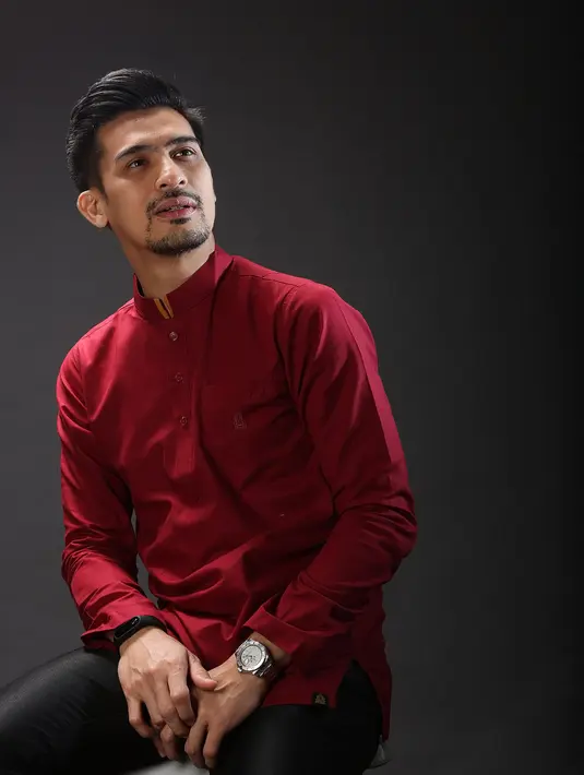 "Padahal dalam kehidupan nyata, karakter saya itu sebenarnya mirip dengan Rayhan yang diperankan Fachri Albar. Saya sebagai orang emosional, suka marah, cemburuan," lanjutnya. (Bambang E. Ros/Bintang.com)