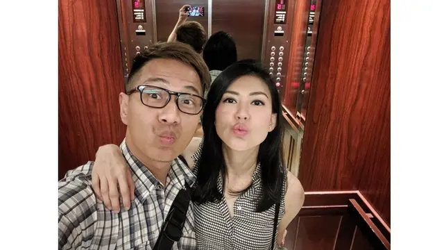7 Potret Mesra Delon Thamrin dan Sang Kekasih, Bakal Nikah?