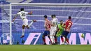 Pemain Real Madrid, Alvaro Rodriguez (kiri) mencetak gol penyeimbang 1-1 ke gawang Atletico Madrid pada laga lanjutan Liga Spanyol 2022/2023 yang berlangsung di Santiago Bernabeu, Spanyol, Minggu (26/02/2023) dini hari WIB. (AFP/Oscar Del Pozo)