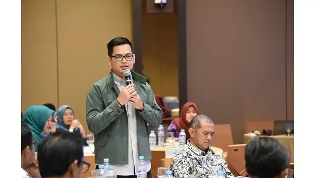 Penampilan 7 Seleb saat Bertugas di DPR, Anggun dan Gagah