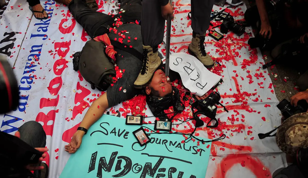 Sejumlah wartawan melakukan aksi teatrikal di Bundaran HI, Jakarta, Jumat (14/11/2014). (Liputan6.com/Johan Tallo)