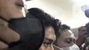 Ekspresi artis Rizky Billar saat dihadirkan dalam rilis kasus kekerasan dalam rumah tangga (KDRT) terhadap istrinya Lesti Kejora di Mapolres Jakarta, Kamis (13/10/2022). Atas penetapan status tersangka ini, Rizky Billar telah dirilis ke media mengenakan seragam tahanannya. (Liputan6.com/Faizal Fanani)