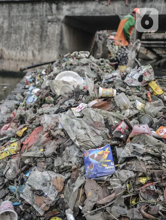 Sejumlah sampah plastik dari Waduk Cincin yang telah dipilah untuk didaur ulang, Jakarta Utara, Rabu (23/6/2021). Pengerukan sampah dilakukan secara rutin guna menjaga kebersihan dan keindahan waduk, terutama saat memasuki musim penghujan. (merdeka.com/Iqbal S Nugroho)