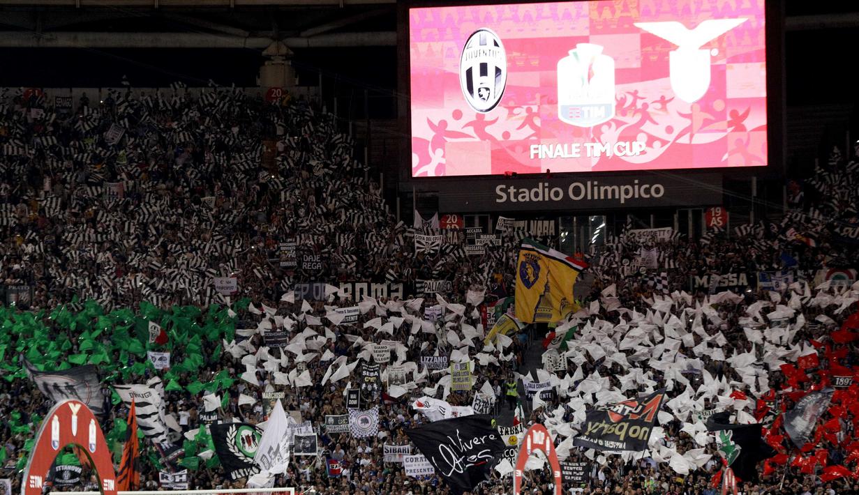 Dukungan Fans Juventus dengan mengibarkan bendera saat timnya melawan Lazio pada final Copaa Italia 2016-2017  di Roma Olympic stadium, (17/5/2017). Juventus menang 2-0. (AP/Gregorio Borgia)