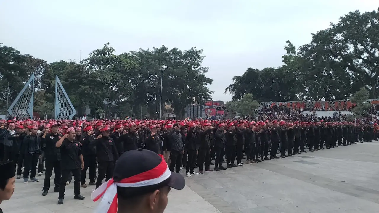 Sekitar dua ribuan relawan Barisan Nusantara Pembela (BNP) Merah Putih, kabupaten Garut, Jawa Barat, hadir dalam apel kebangsaan, meneguhkan tekad menjaga keutuhan NKRI di tanah Sunda. (Liputan6.com/Jayadi Supriadin)