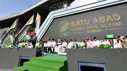 Presiden Joko Widodo atau Jokowi menyampaikan sambutan saat membuka puncak acara satu abad Nahdlatul Ulama (NU) di Sidoarjo, Jawa Timur, Selasa (7/2/2023). Jokowi menilai NU sebagai organisasi Islam terbesar di dunia layak berkontribusi untuk masyarakat internasional. (Biro Pers Istana Kepresidenan/Agus Suparto)