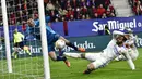 Pemain Real Madrid Nacho (kanan) gagal mencetak gol ke gawang Osasuna pada pertandingan sepak bola La Liga Spanyol di Stadion El Sadar, Pamplona, Spanyol, 20 April 2022. Real Madrid menang 3-1. (AP Photo/Alvaro Barrientos)