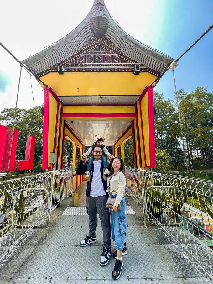 6 OOTD Kompak Kiky Saputri dan Anak Angkat saat Liburan ke Sumatera Barat