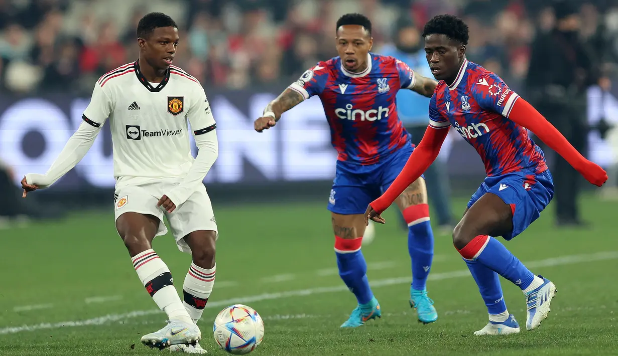Tyrell Malacia menjadi rekrutan anyar Manchester United pada musim panas 2022 ini dari Feyenoord. Pemain yang lahir pada 17 Agustus 1999 itu diboyong ke Old Trafford dengan harga sebesar 15 juta euro. Pemain asal Belanda itu digadang-gadang akan menjadi suksesor Luke Shaw di skuat Setan Merah. (AFP/Martin Keep)