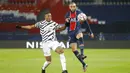 Pemain PSG, Layvin Kurzawa, berebut bola dengan pemain Manchester United, Anthony Martial, pada laga Liga Champions di Stadion Parc des Princes, Rabu (21/20/2020). MU menang dengan skor 2-1. (AP/Michel Euler)