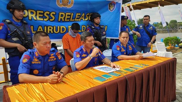 Tersangka penyelundupan manusia (baju orange) yang ditangkap Direktorat Polisi Air Polda Riau.