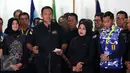 Paslon no urut 1, Agus Harimurti Yudhoyono bersama Sylviana Murni didampingi petinggi Partai Demokrat melakukan konferensi pers di Posko Kemenangan AHY-Sylvi di Wisma Proklamasi, Jakarta, Rabu (15/2). (Liputan6.com/Johan Tallo)