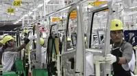 Para pekerja sedang memproduksi mobil. (Foto: inautonews.com)