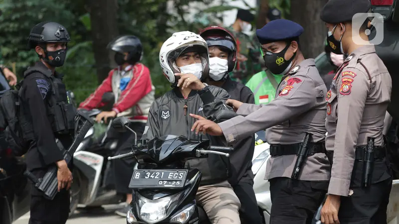 FOTO: Penyekatan PPKM Darurat di Jalan Lenteng Agung Raya