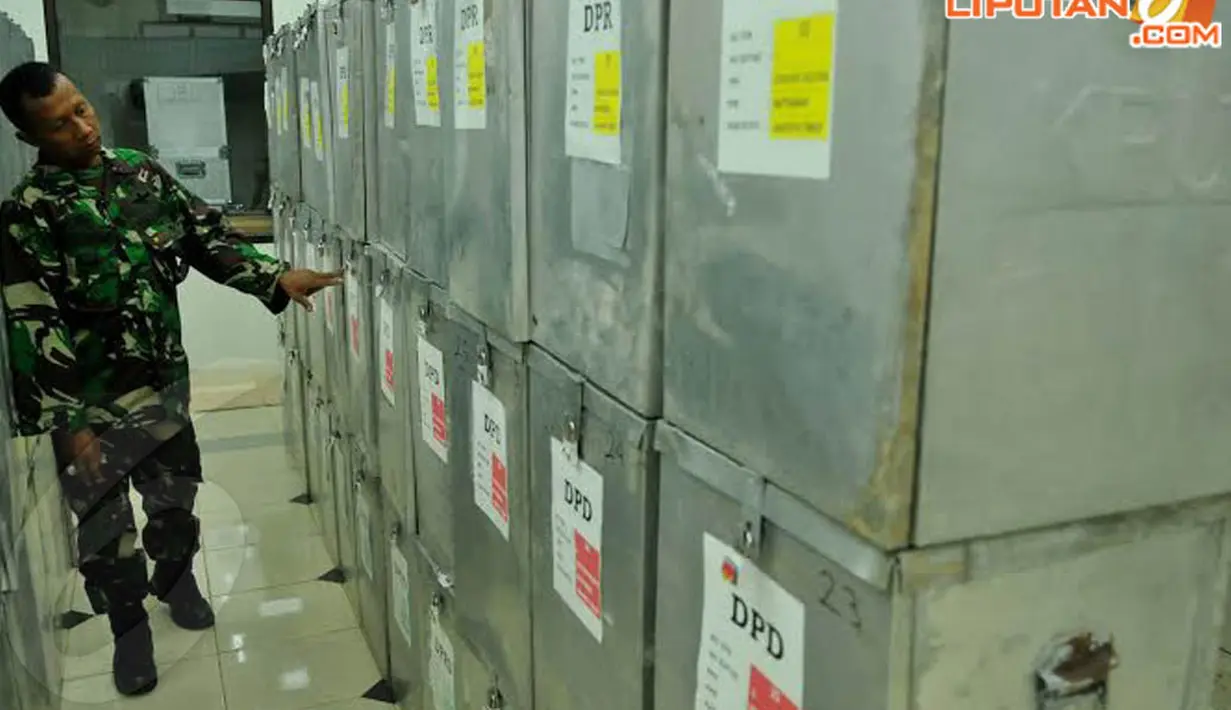 Penghitungan yang berlangsung di kantor Kelurahan Utan Kayu Selatan, Jakarta Timur tampak dijaga ketat oleh petugas (Liputan6.com/Johan Tallo)  