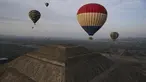 Balon udara yang dipenuhi turis terbang di atas piramida Matahari di situs arkeologi Teotihuacan, tepat di utara Mexico City, Minggu, 24 Desember 2023. (AP Photo/Marco Ugarte)
