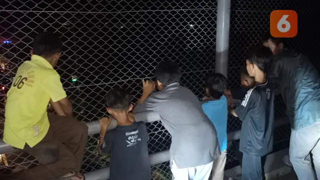 Anak-anak Melihat Kemacetan Menuju Pelabuhan Merak. (Sabtu, 06/04/2024). (Yandhi Deslatama/Liputan6.com).