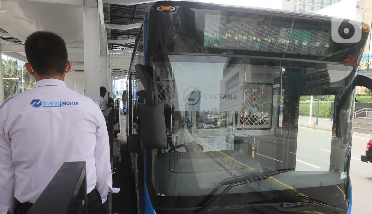 Bus Transjakarta berhenti untuk menaikkan dan menurunkan penumpang di Halte Bundaran HI, Jakarta, Senin (12/10/2020). Sejumlah halte yang rusak pascademo Undang-Undang Cipta Kerja pada Kamis (8/10) sudah dapat digunakan kembali, salah satunya yakni halte Bundaran HI. (Liputan6.com/Herman Zakharia)
