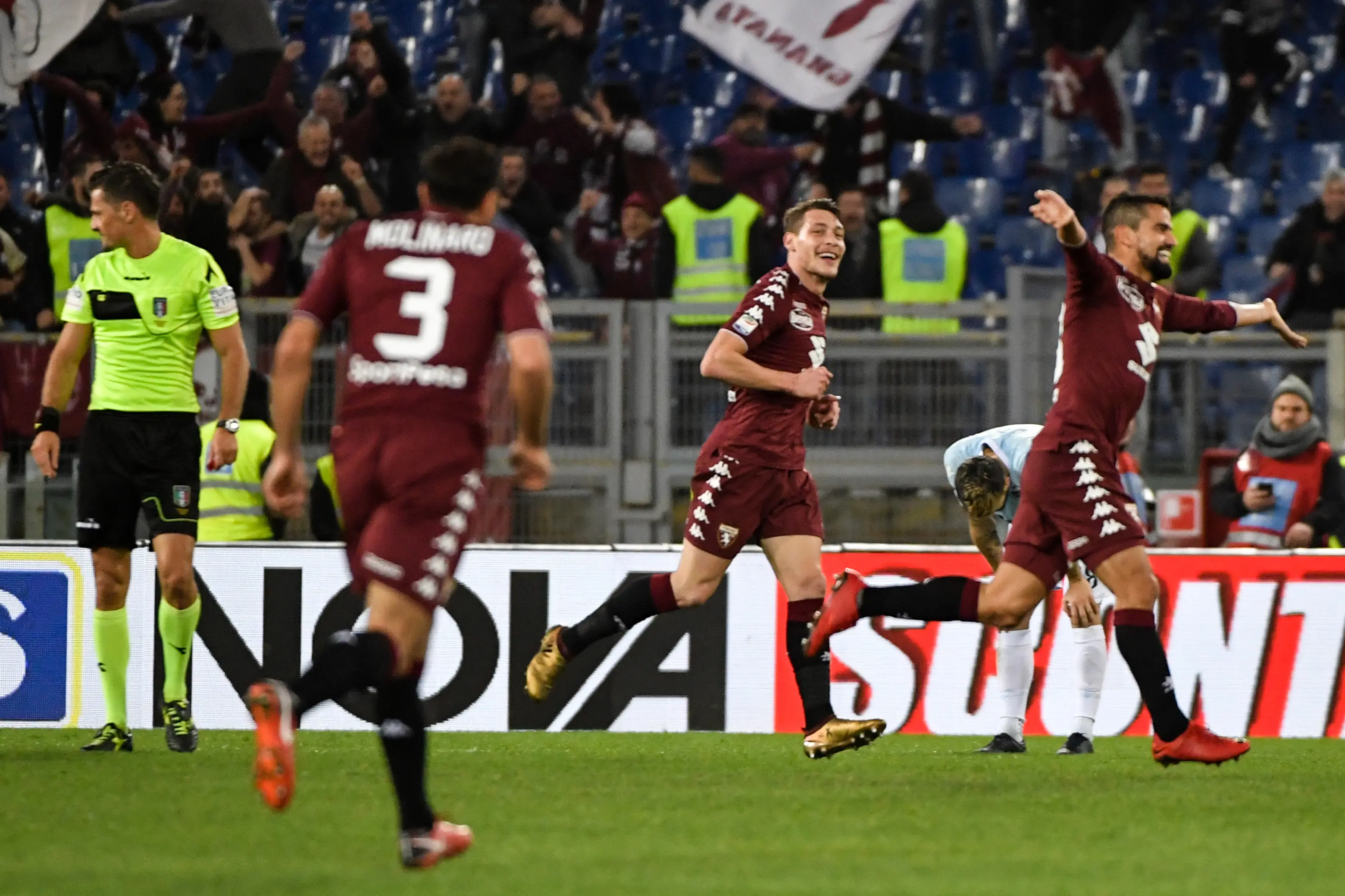 Striker Torino, Andrea Belotti (tengah) rayakan gol Torino (Andreas SOLARO / AFP)