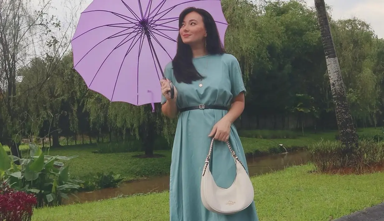 Salah satu penampilannya yang kerap dipuji publik yakni saat memakai gaun vintage. Istri Jonas Rivvano ini terlihst begitu feminin dengan rambut panjang yang dibiarkan terurai. (Liputan6.com/IG/@asmirandah89)