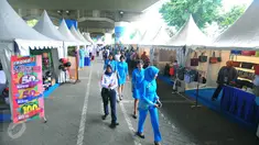 PT Kereta Api Indonesia (KAI) menggelar bazar usaha modal kecil menengah (UMKM) di Stasiun Gambir, Jakarta, Rabu (28/12). Bazar secara serentak di 14 stasiun berbagai wilayah Indonesia ini digelar hingga 12 Januari 2017. (Liputan6.com/Angga Yuniar)