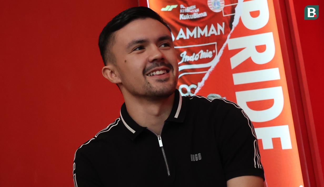 <p>Oliver Bias, pemain asal Filipina saat diperkenalkan sebagai pemain asing baru Persija Jakarta di Persija Store, Kuningan, Jakarta Selatan, Kamis (27/7/2023). (Bola.com/Abdul Aziz)</p>