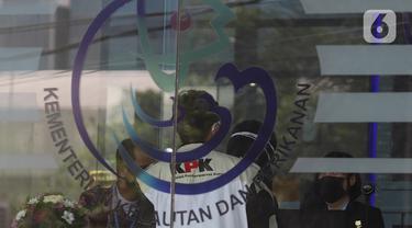 Penyidik KPK bersiap melakukan penggeledahan di Kantor Mina Bahari IV Kementerian Kelautan dan Perikanan (KKP) di Jakarta, Jumat (27/11/2020). Penggeledahan dilakukan pasca-operasi tangkap tangan (OTT) yang menjerat mantan Menteri Kelautan dan Perikanan Edhy Prabowo. (Liputan6.com/Herman Zakharia)