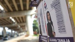 Alat peraga kampanye calon legislatif menempel di sepanjang tiang penyangga Jalan Tol Desari, Jakarta, Kamis (25/4). Meskipun Pemilu serentak telah selesai, namun masih banyak APK yang terdapat di sejumlah sudut Ibukota dan menjadi sampah visual. (Liputan6.com/Immanuel Antonius)
