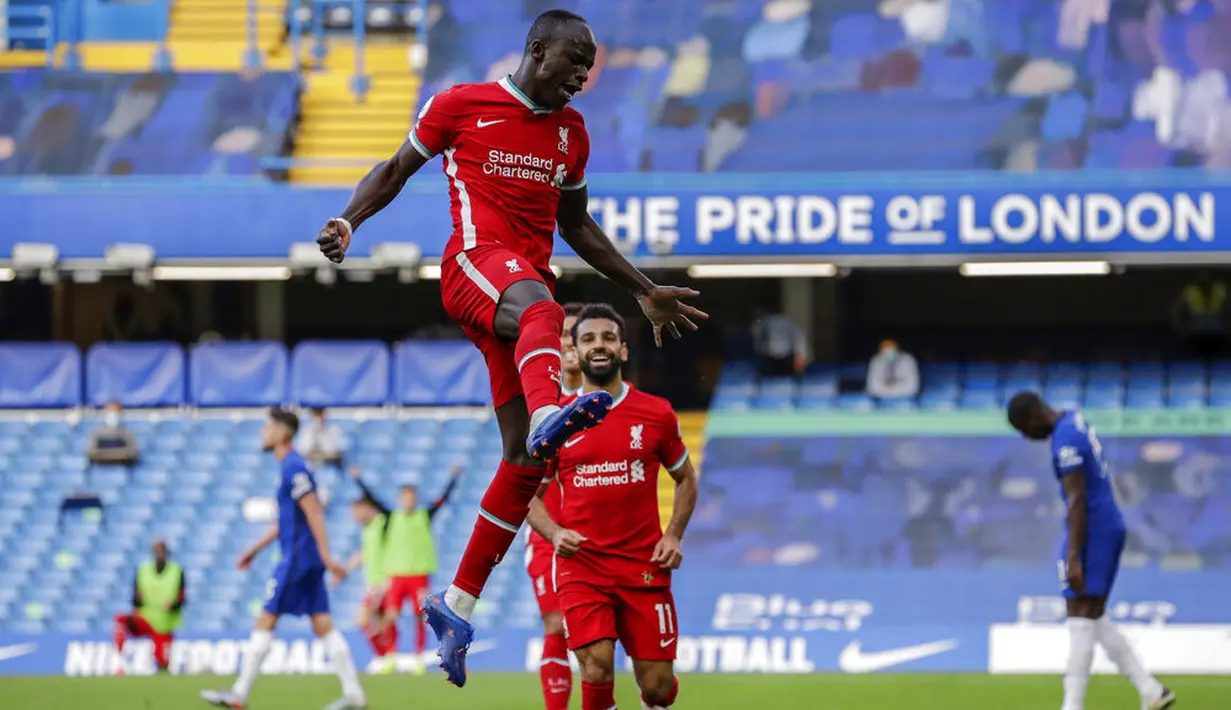 Penyerang Liverpool, Sadio Mane, melakukan selebrasi usai mencetak gol ke gawang Chelsea pada laga Liga Inggris di Stadion Stamford Bridge, Minggu (20/9/2020). Liverpool menang dengan skor 2-0. (AP/Matt Dunham, Pool)