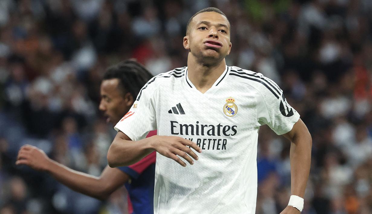 Ekspresi kecewa pemain Real Madrid, Kylian Mbappe saat laga lanjutan Liga Spanyol 2024/2025 melawan Barcelona di Santiago Bernabeu, Madrid, Spanyol, Minggu (27/10/2024) WIB. (AFP/Pierre-Philippe Marcou)