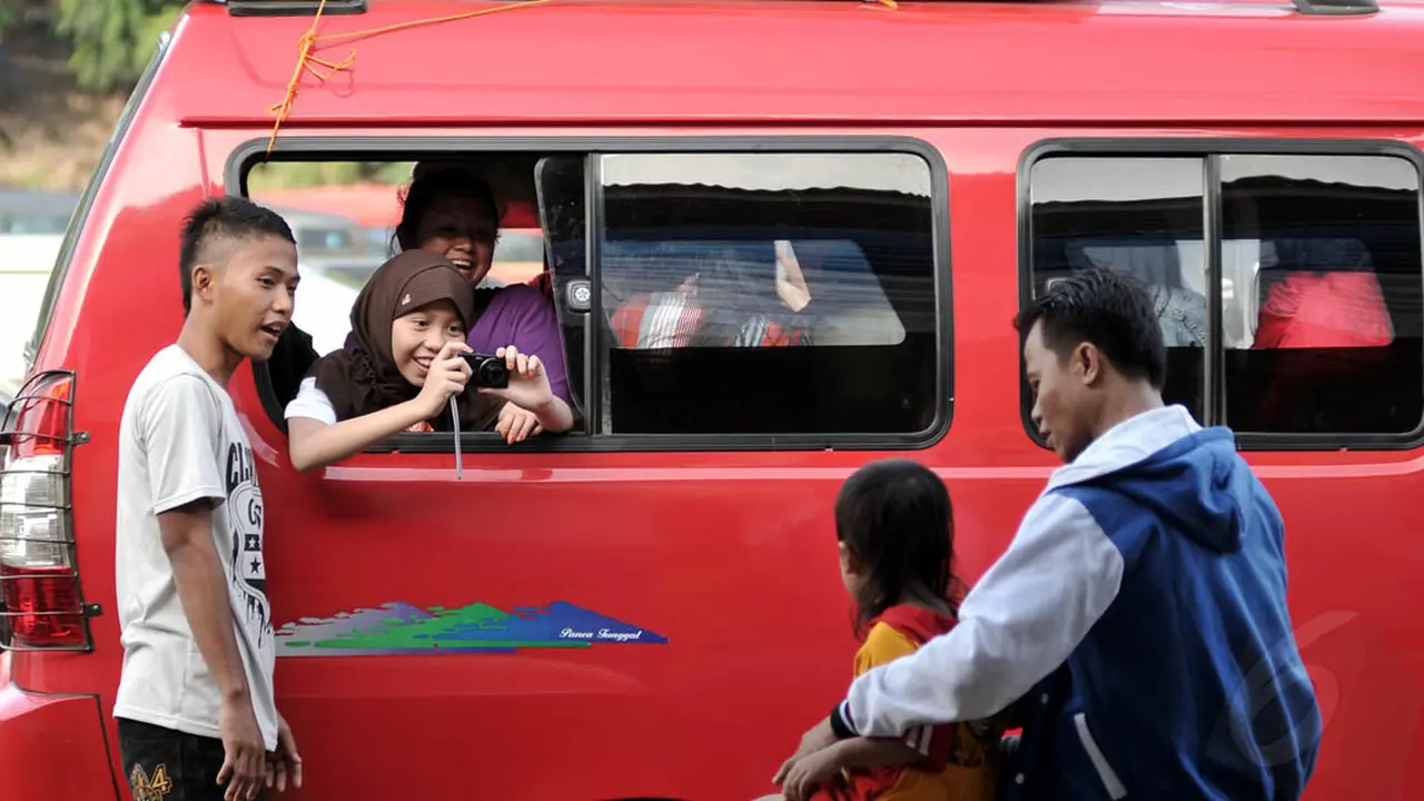 Ribuan Kendaraan Padati Pelabuhan Merak