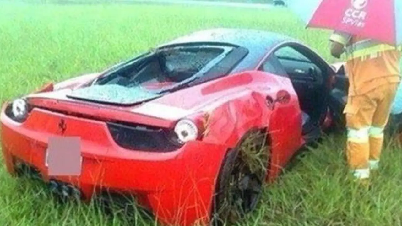 Ferrari 458 Italia Tergelincir Masuk Sawah