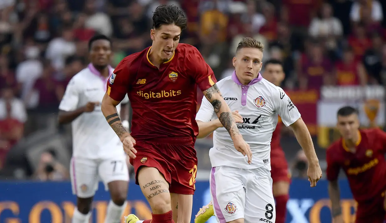 Nicolo Zaniolo. Gelandang serang Italia berusia 23 tahun yang telah membela AS Roma sejak awal musim 2018/2019 ini juga menjadi korban cedera di laga melawan Cremonese seperti Gerorginio Wijnaldum. Ia ditarik keluar di akhir babak pertama usai mengalami cedera akibat posisi jatuh yang salah. Diperkirakan cederanya tak akan parah dan hanya akan absen selama satu bulan. (AFP/Filippo Monteforte)